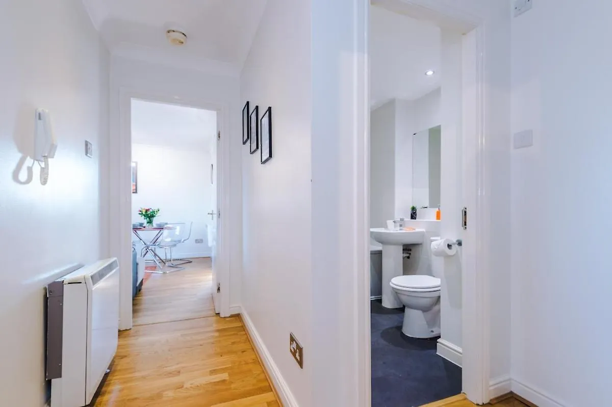 Comfy & Convenient 2Br Apartment Near Chester 0*,  United Kingdom