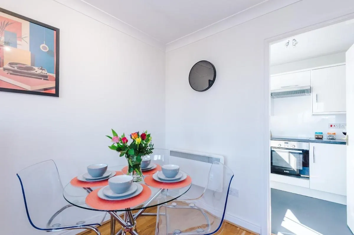 Comfy & Convenient 2Br Apartment Near Chester 0*,