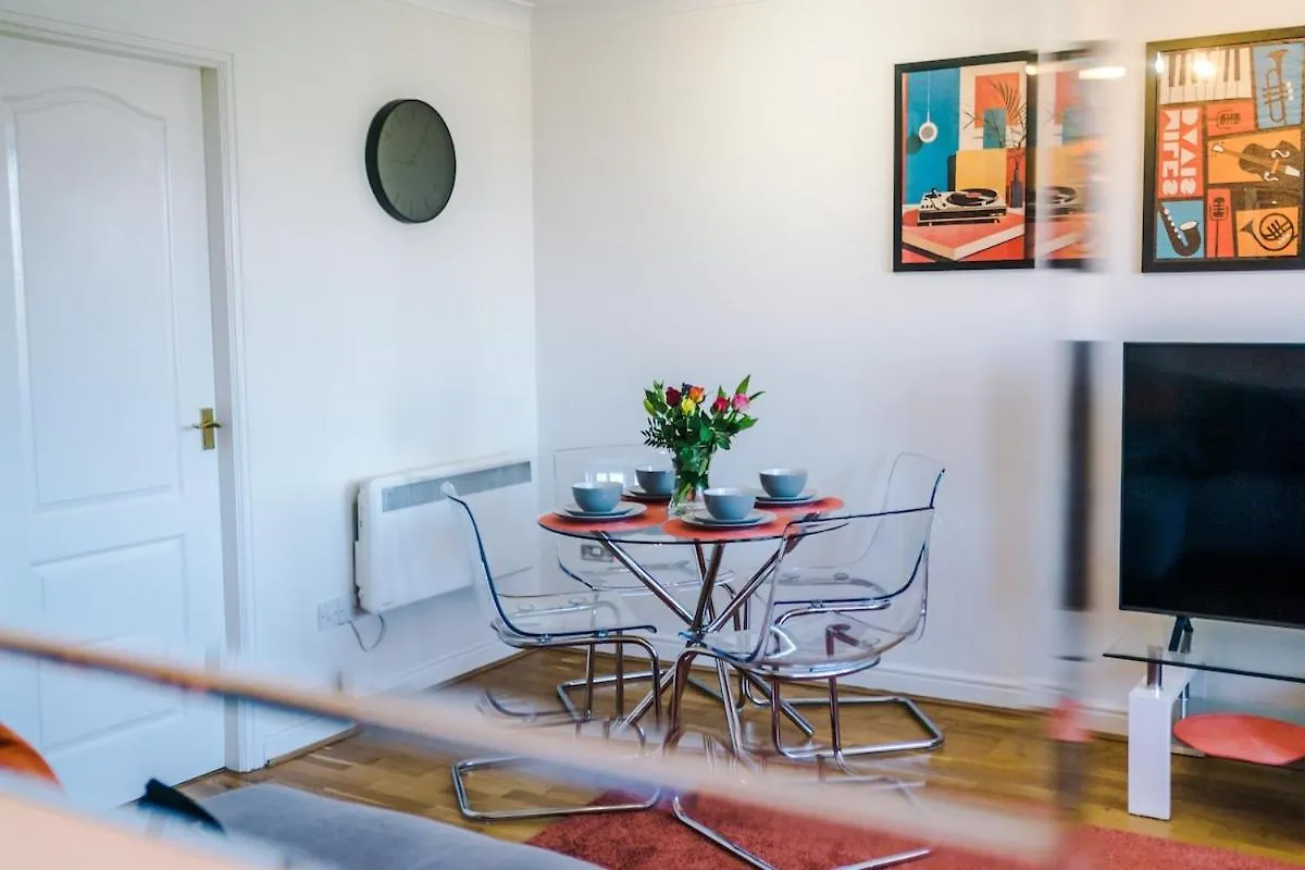 Comfy & Convenient 2Br Apartment Near Chester 0*,