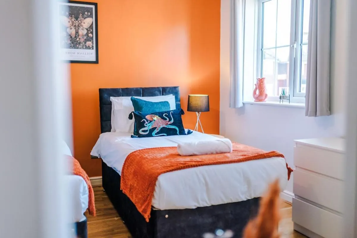 Comfy & Convenient 2Br Apartment Near Chester 0*,  United Kingdom